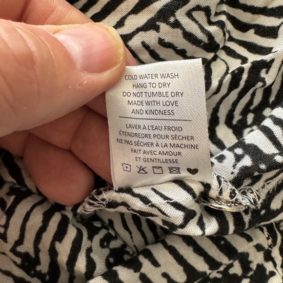 Blue Sky Black + White Abstract Geometric Tribal Long Sleeve V-Neck Blouse‎ 1X - Picture 12 of 13